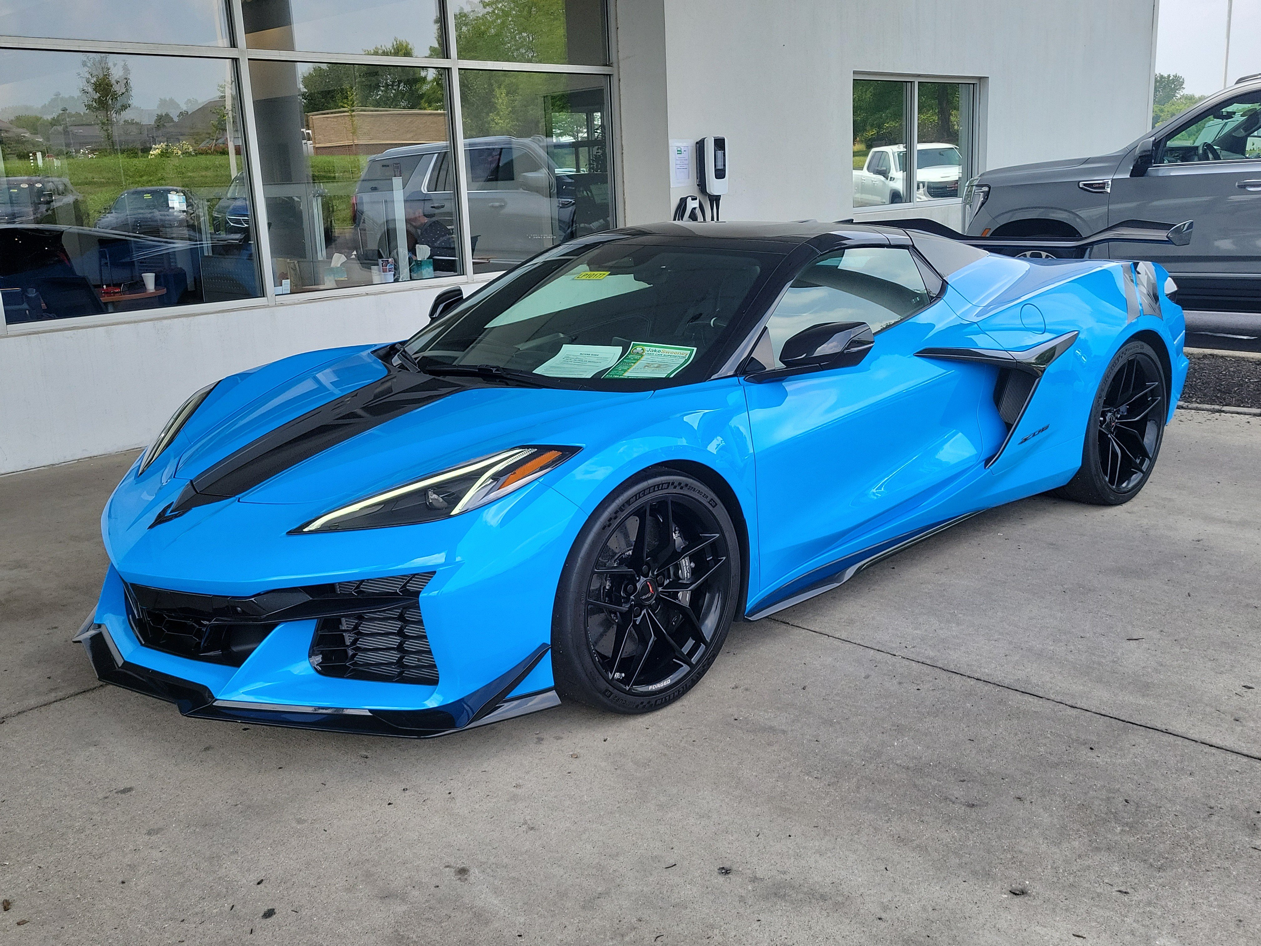 Used 2025 Chevrolet Corvette Z06 w/ Z07 Performance Package RWD image 2