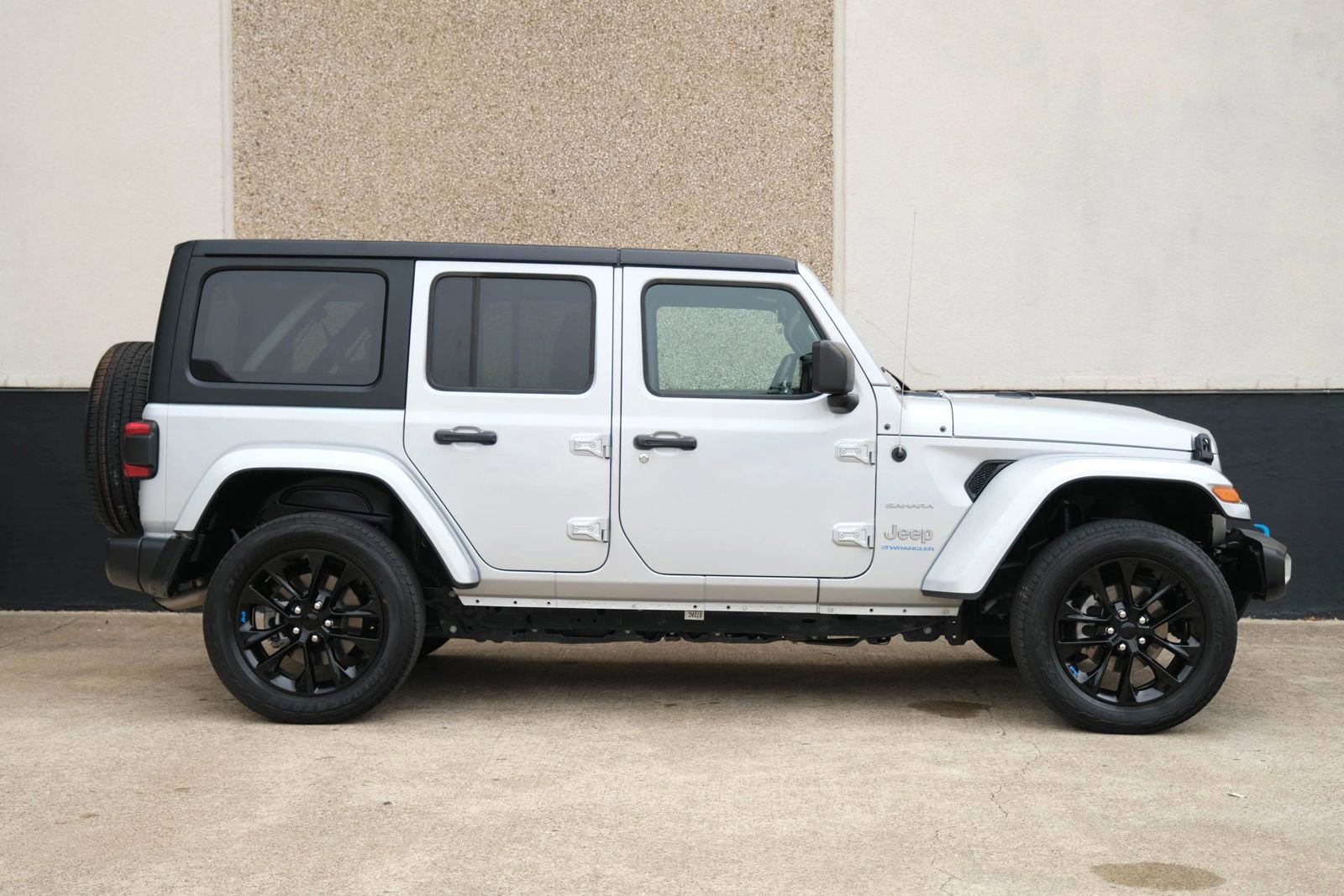 Used 2023 Jeep Wrangler Unlimited Sahara AWD/4WD image 11