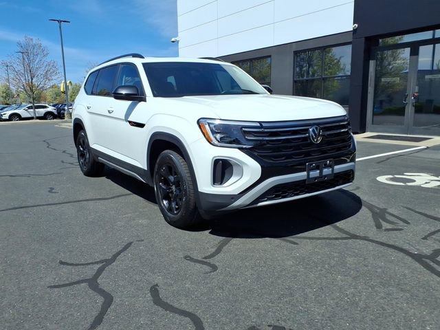 Used 2025 Volkswagen Atlas Peak Edition SE AWD/4WD image 3
