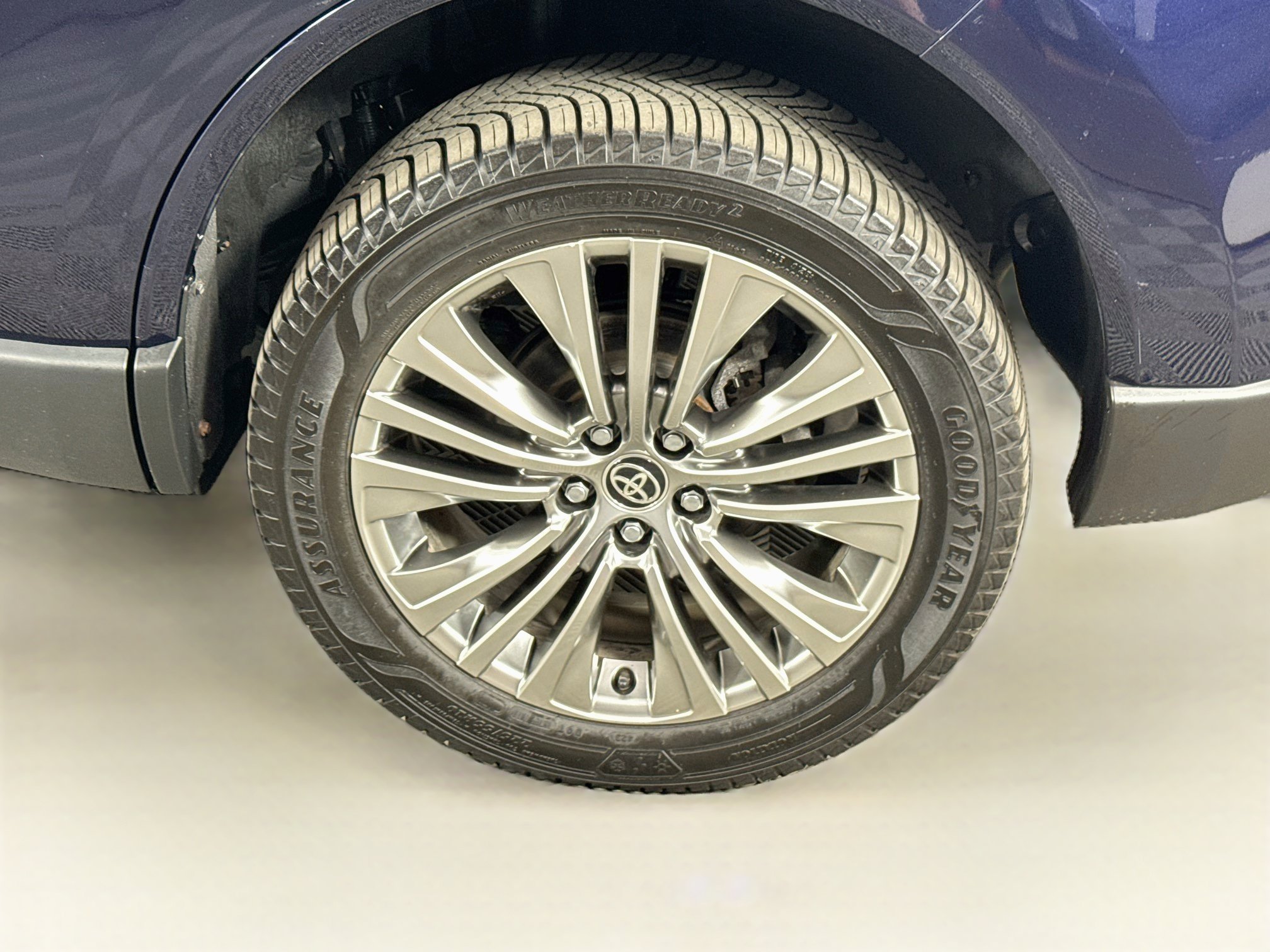 Certified 2024 Toyota Venza XLE AWD/4WD image 9