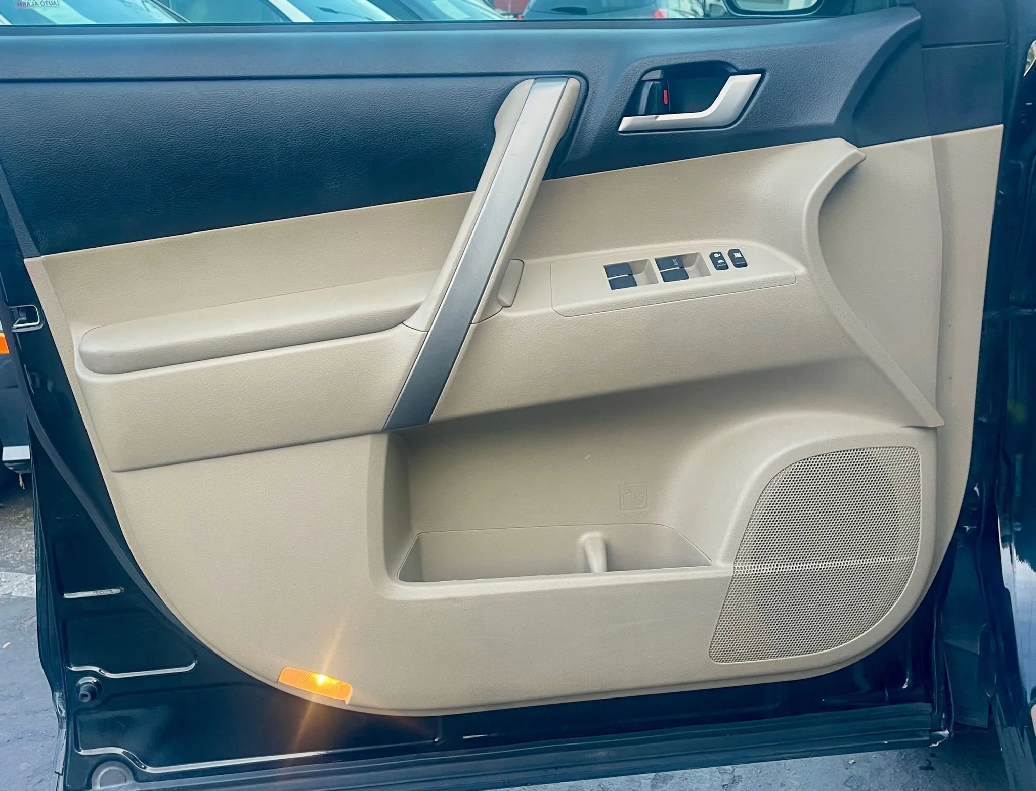 Used 2012 Toyota Highlander SE image 9