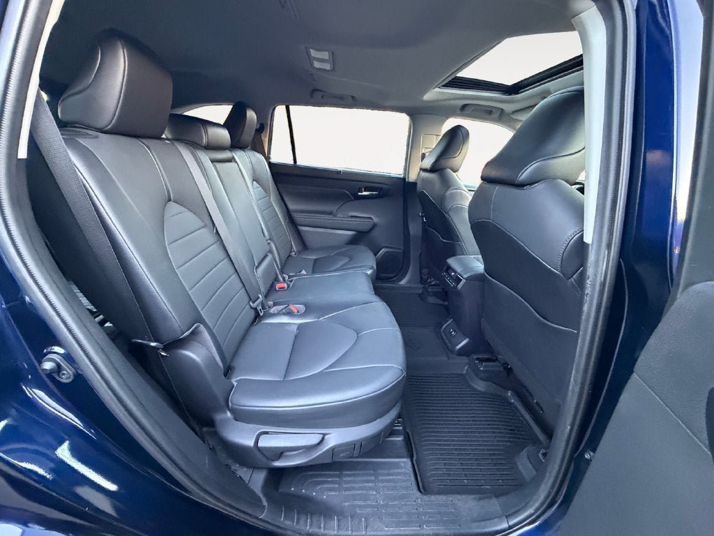 Used 2021 Toyota Highlander XLE AWD/4WD image 24