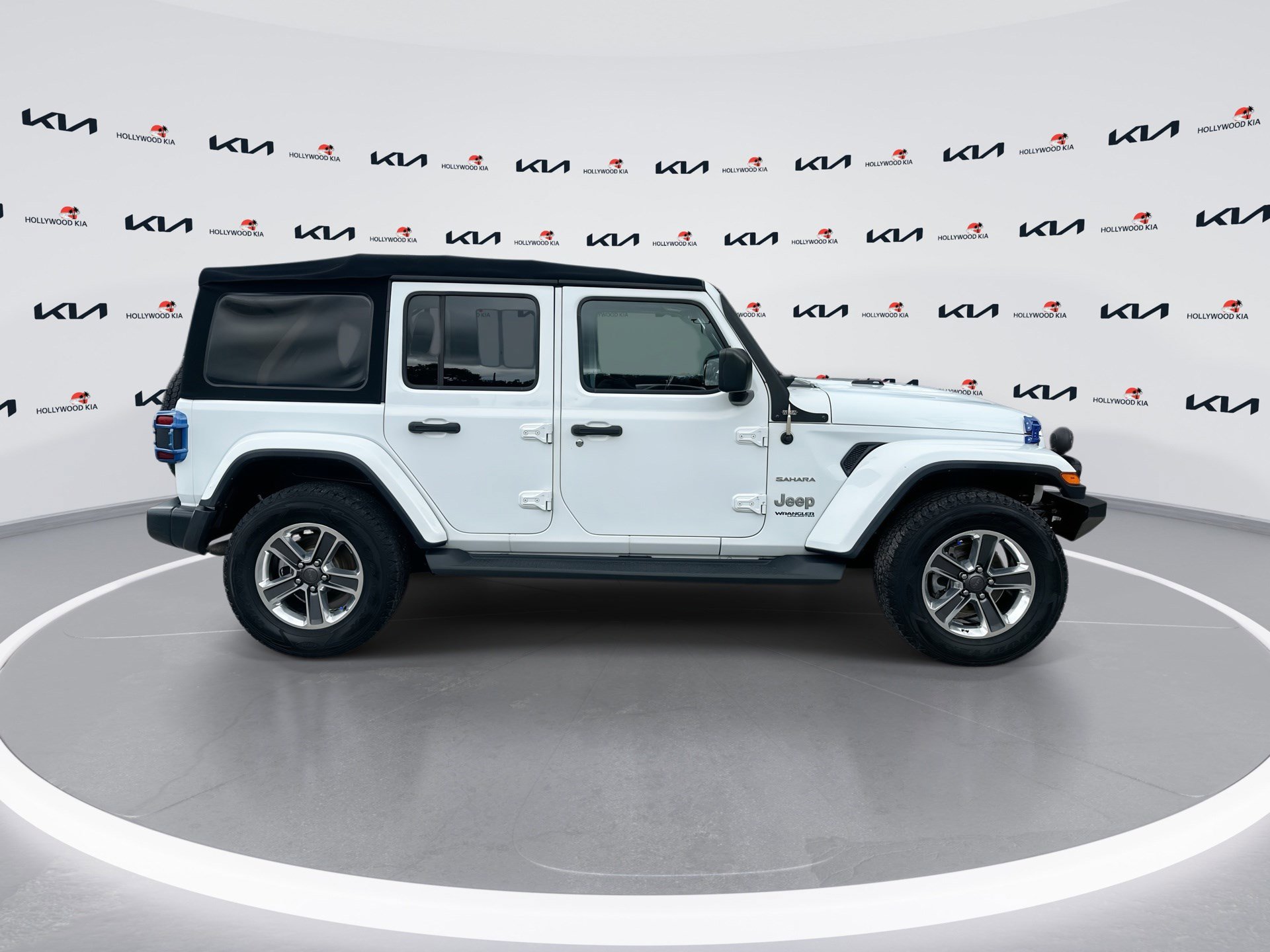 Used 2018 Jeep Wrangler Unlimited Sahara AWD/4WD image 9