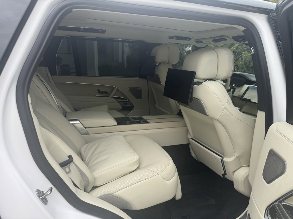 Used 2025 Land Rover Range Rover SV image 16