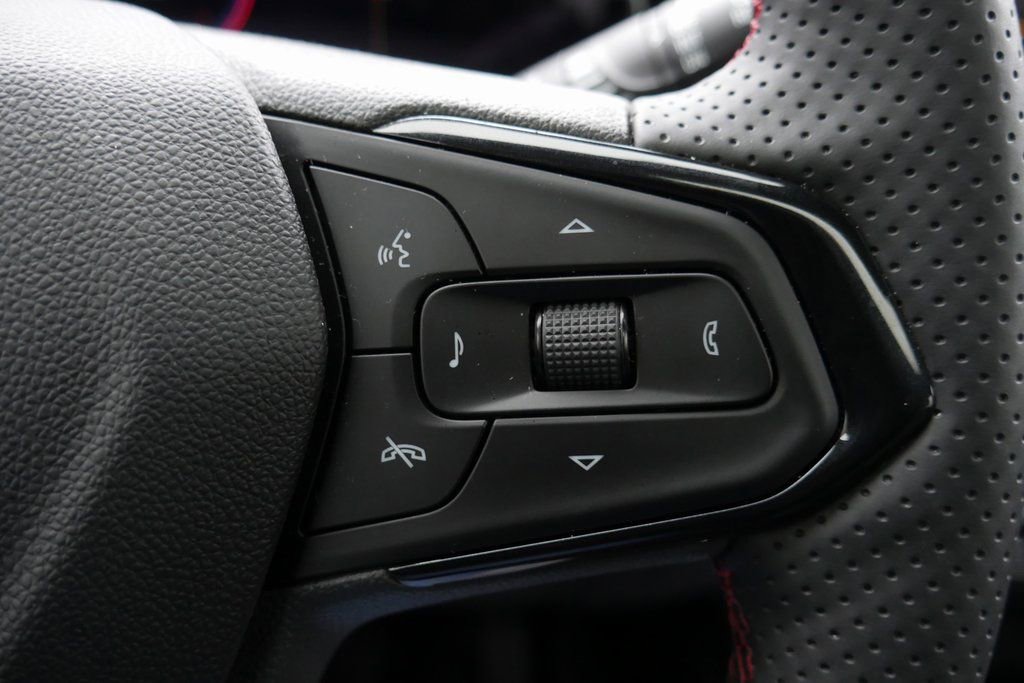 Used 2025 Chevrolet Trax RS w/ Sunroof Package image 13