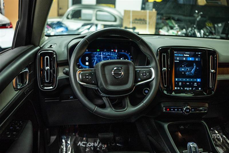 Used 2023 Volvo XC40 B4 Ultimate image 18