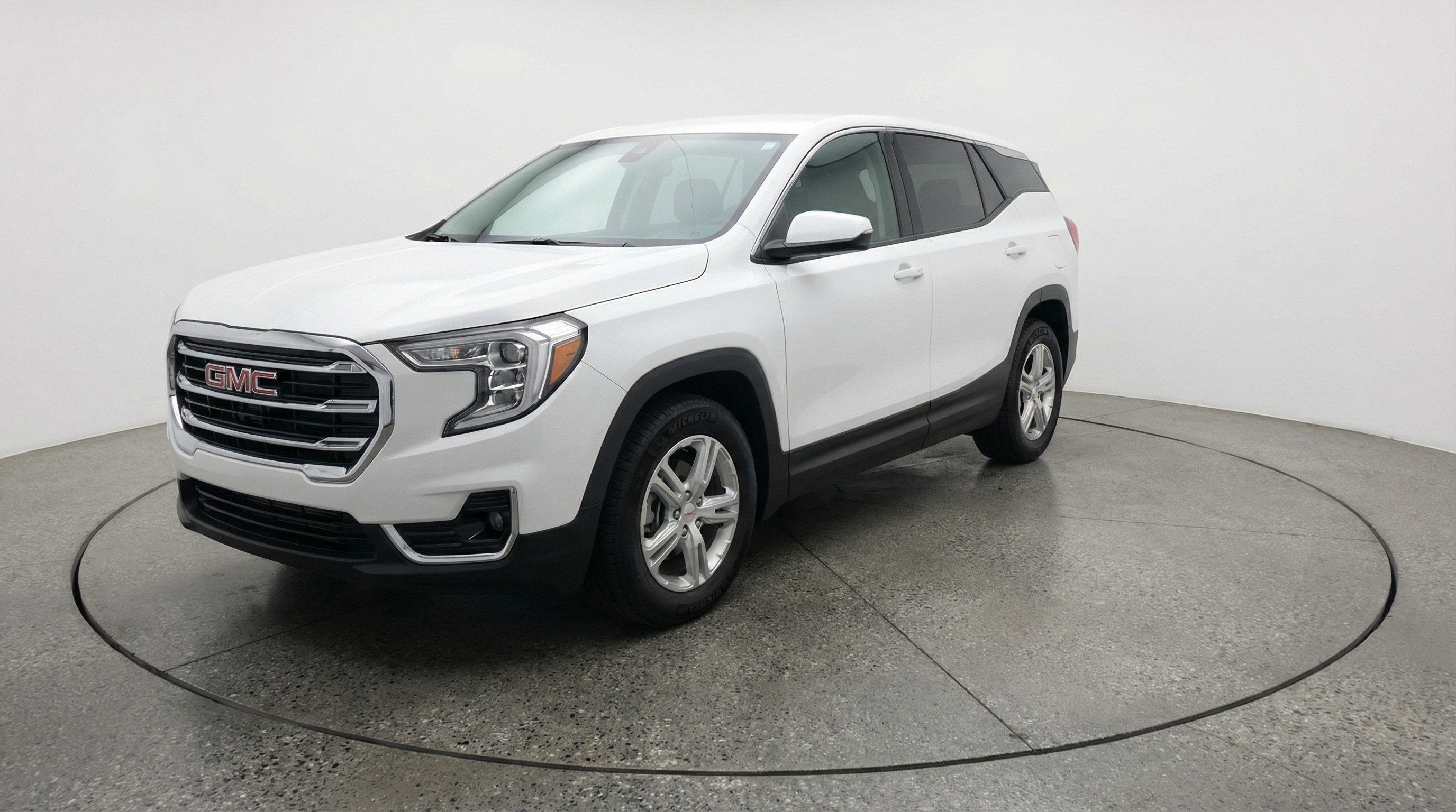 Used 2024 GMC Terrain SLE image 3