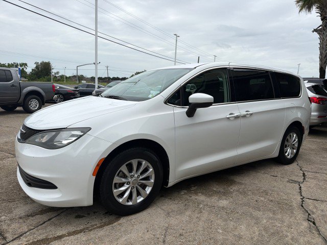 Used 2017 Chrysler Pacifica Touring w/ Tire & Wheel Group FWD image 10