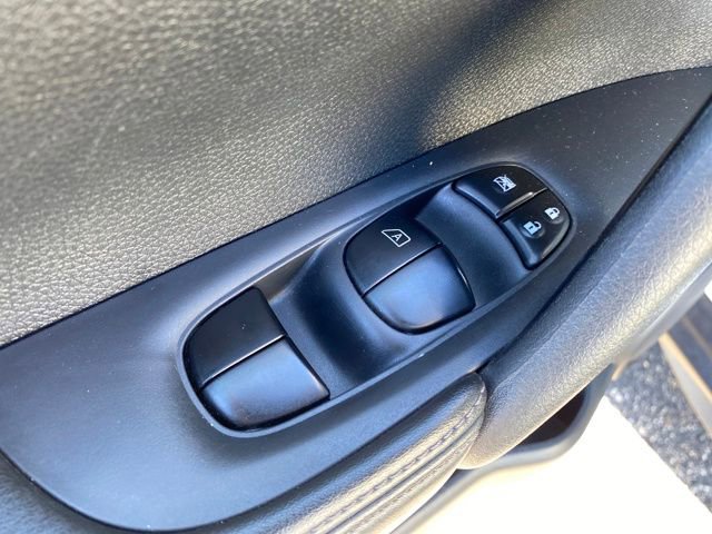 Used 2020 Nissan Rogue SV image 16