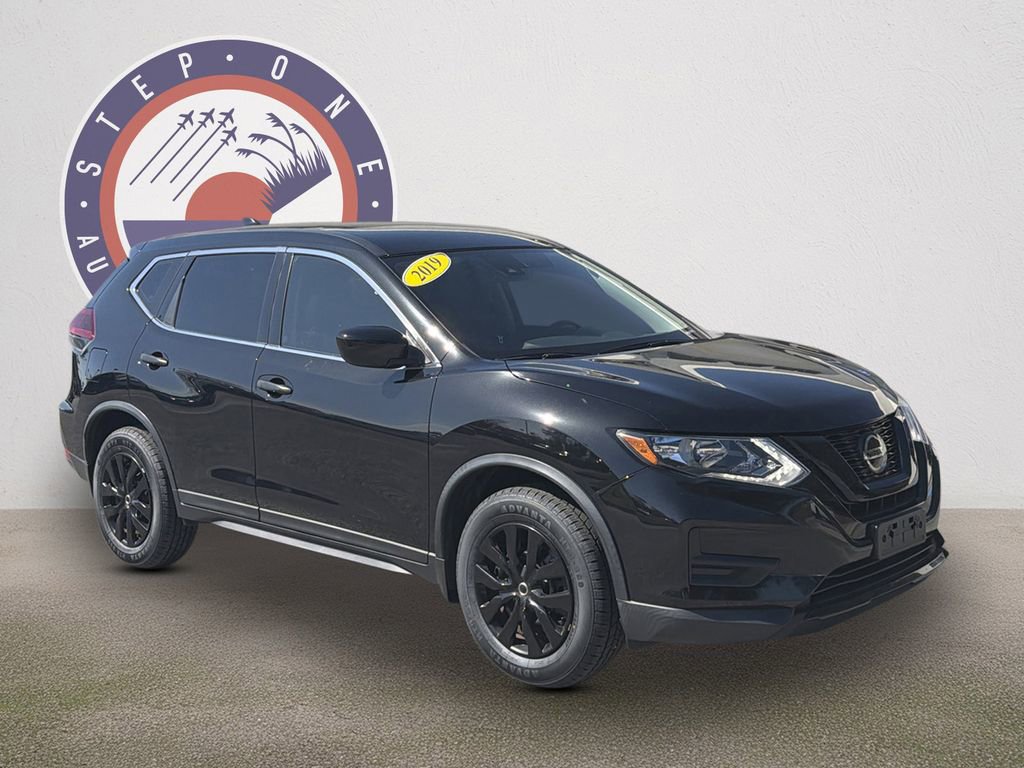 Used 2019 Nissan Rogue S image 2