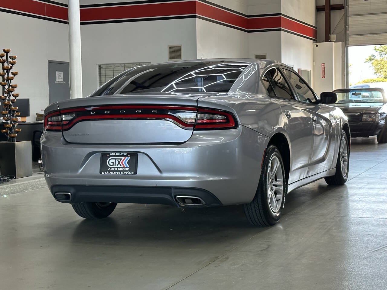 Used 2015 Dodge Charger SE RWD image 2