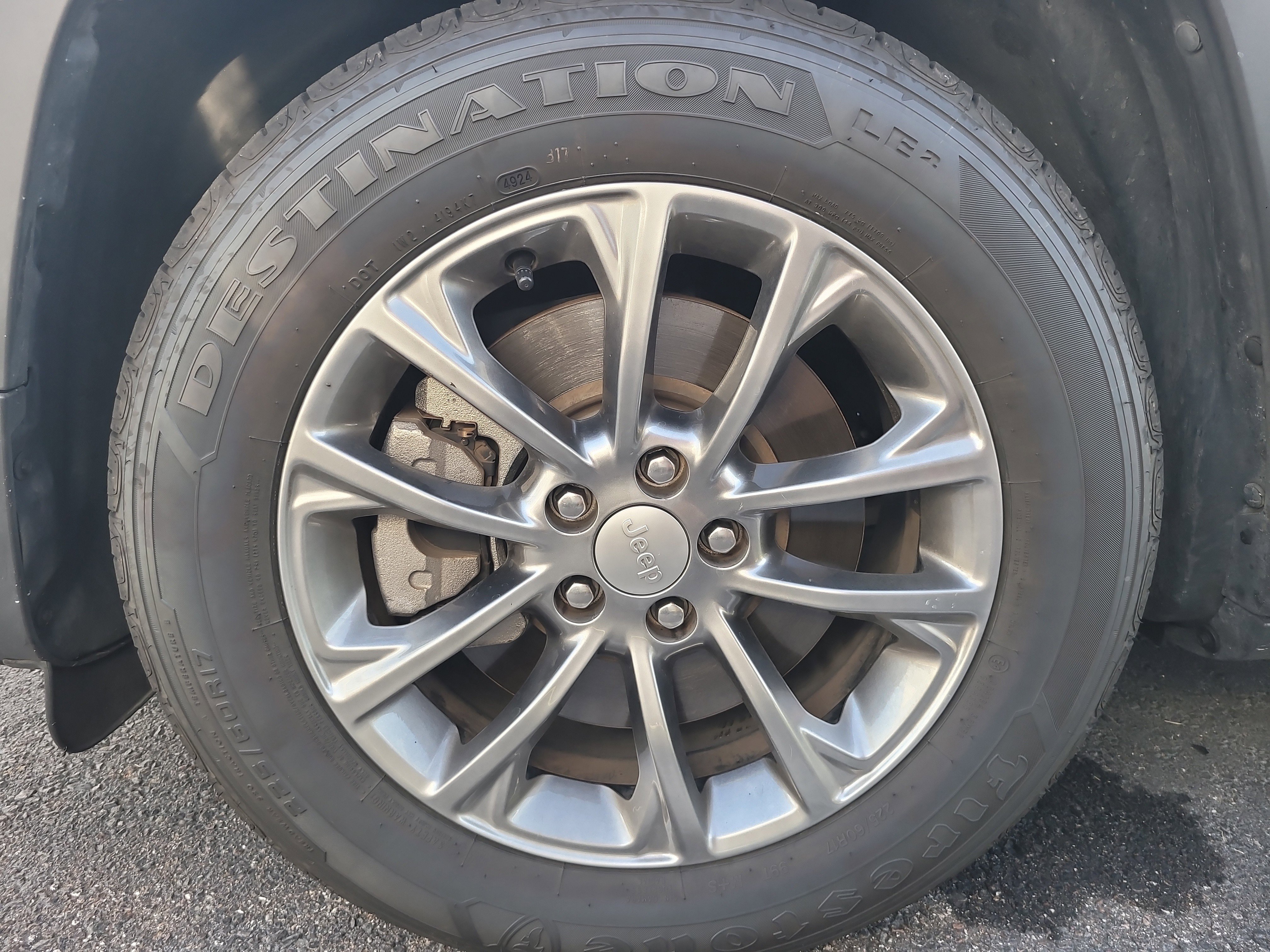 Used 2021 Jeep Cherokee Latitude Plus w/ Mopar Interior Package FWD image 8