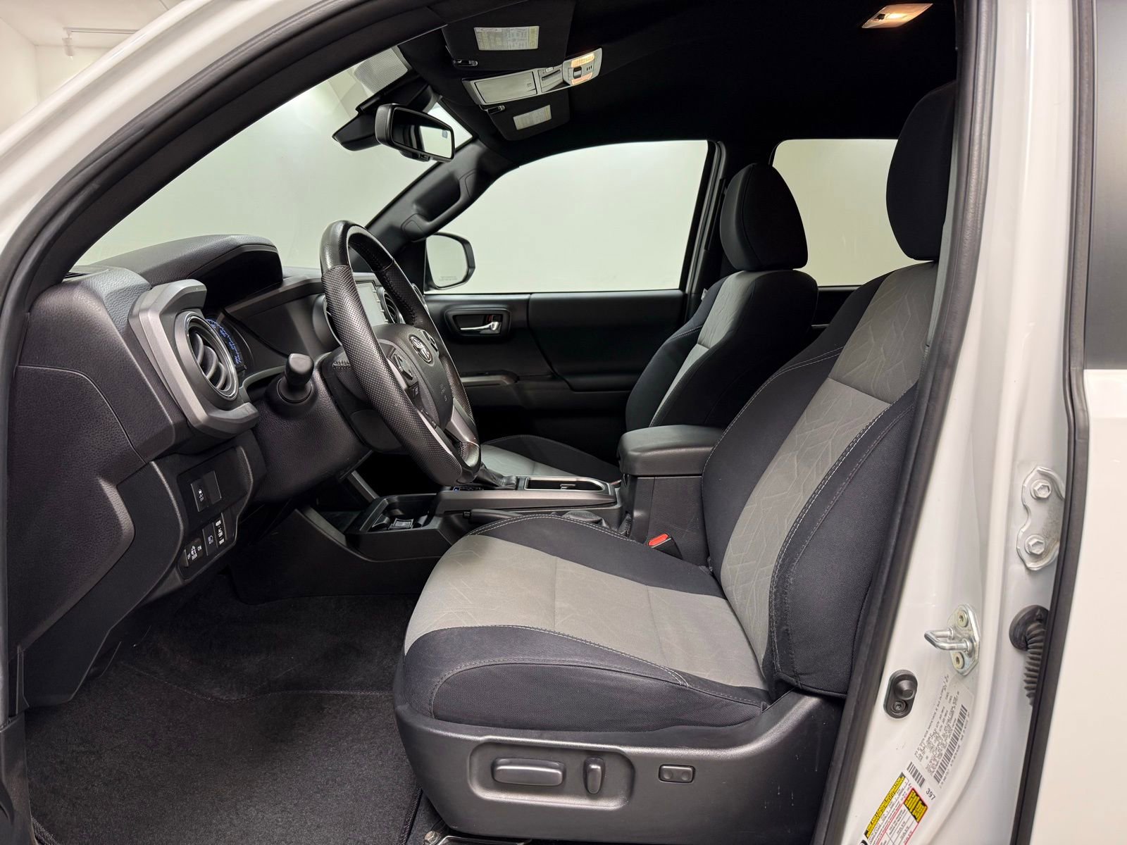 Used 2022 Toyota Tacoma TRD Off-Road image 14