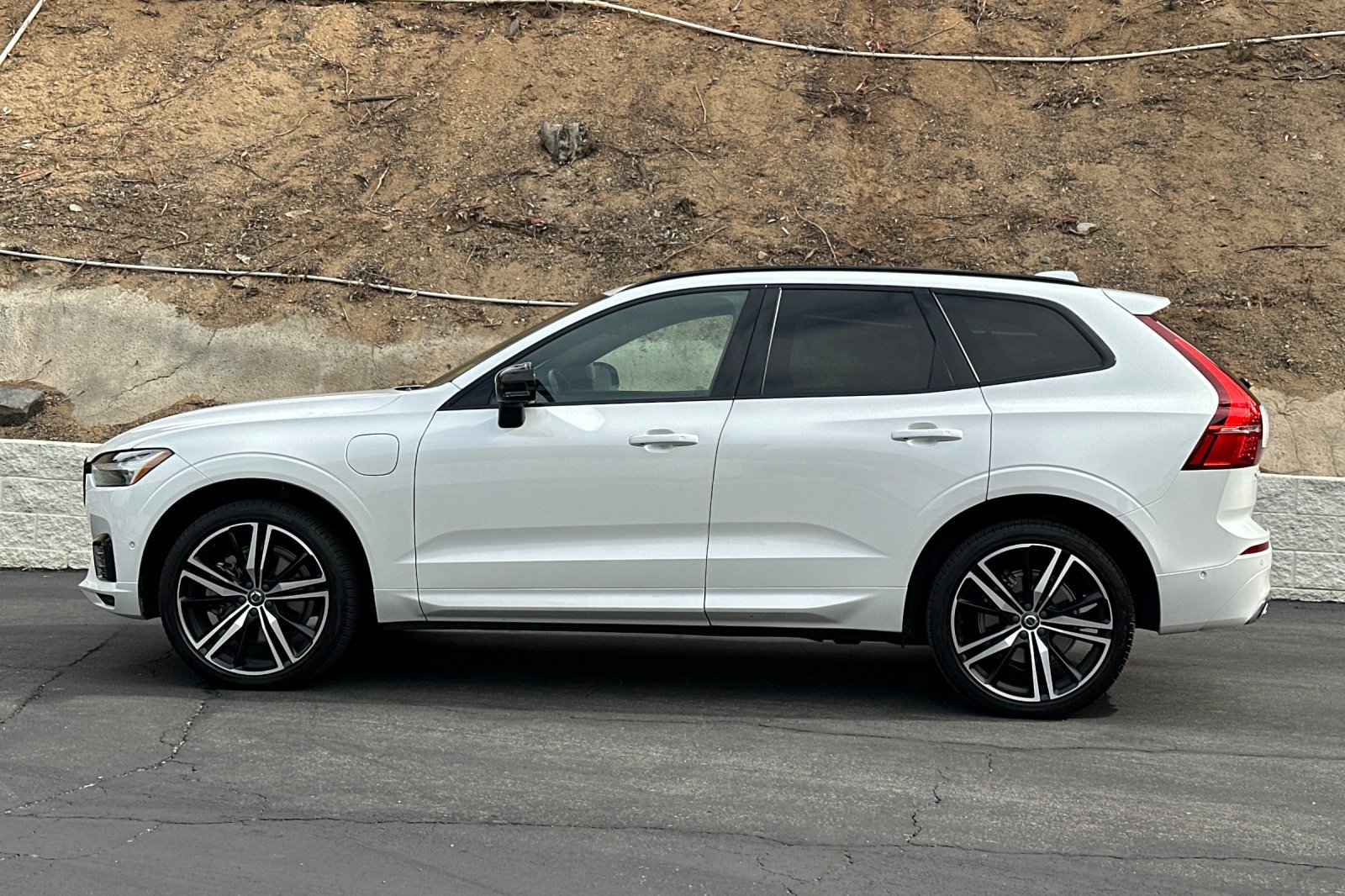 Used 2021 Volvo XC60 T8 R-Design w/ Advanced Package AWD/4WD image 7