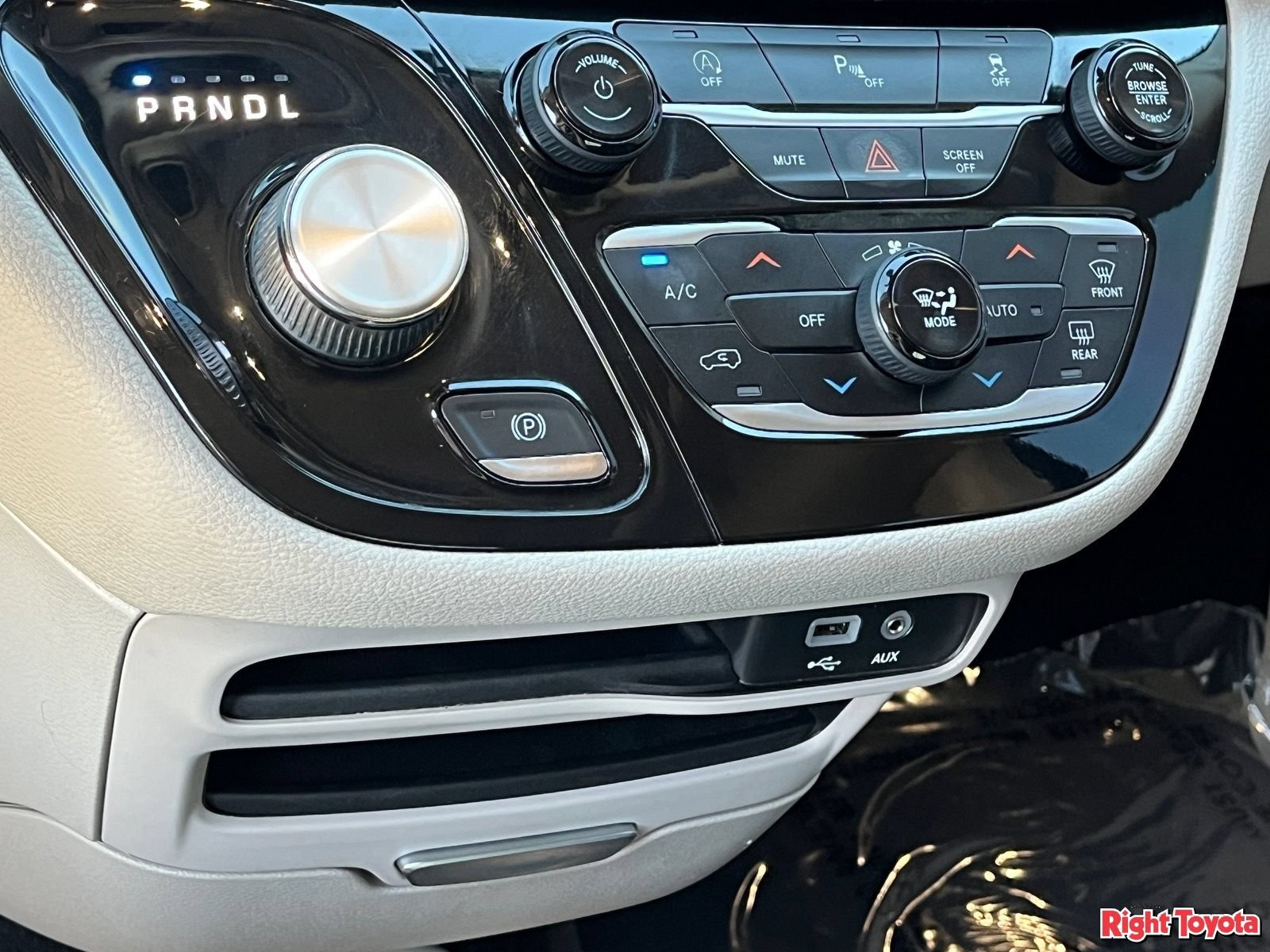 Used 2020 Chrysler Pacifica Limited FWD image 29