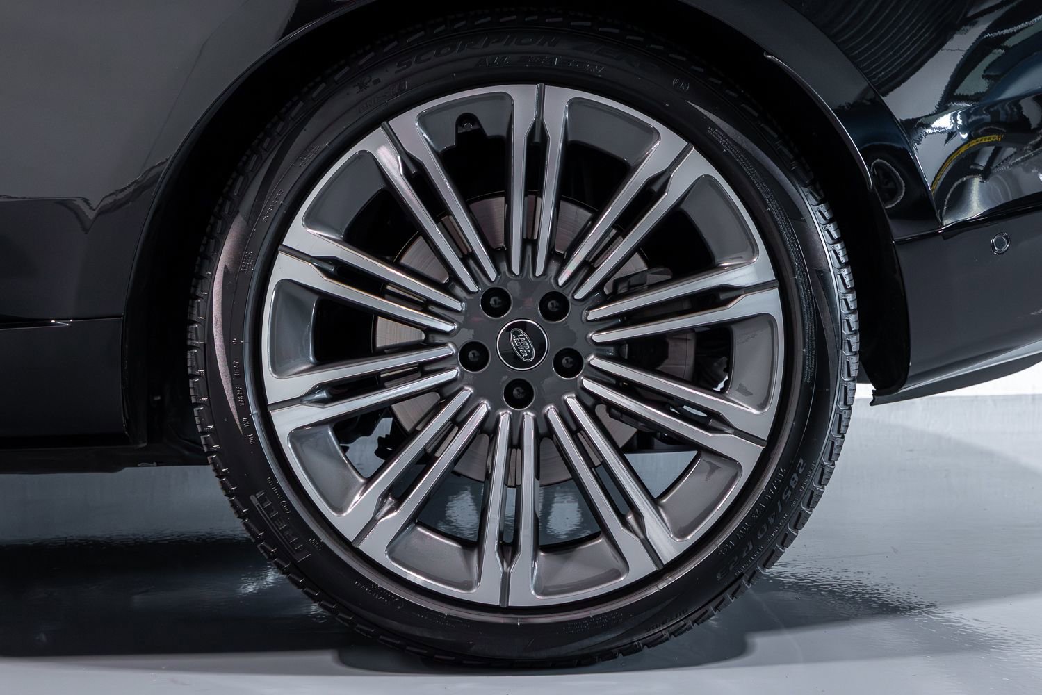 Used 2024 Land Rover Range Rover Long Wheelbase SE image 16