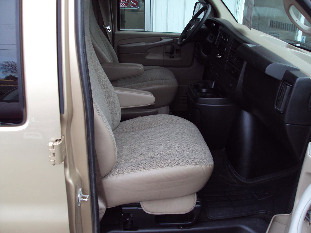 Used 2011 Chevrolet Express 1500 LT w/ LT Preferred Equipment Group image 17