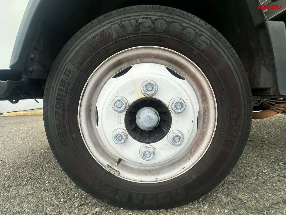 Used 2020 Isuzu NPR image 13