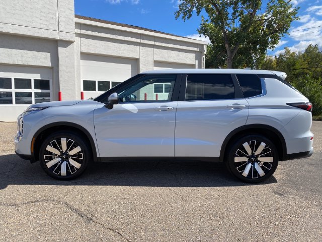 Used 2025 Mitsubishi Outlander SE AWD/4WD image 2