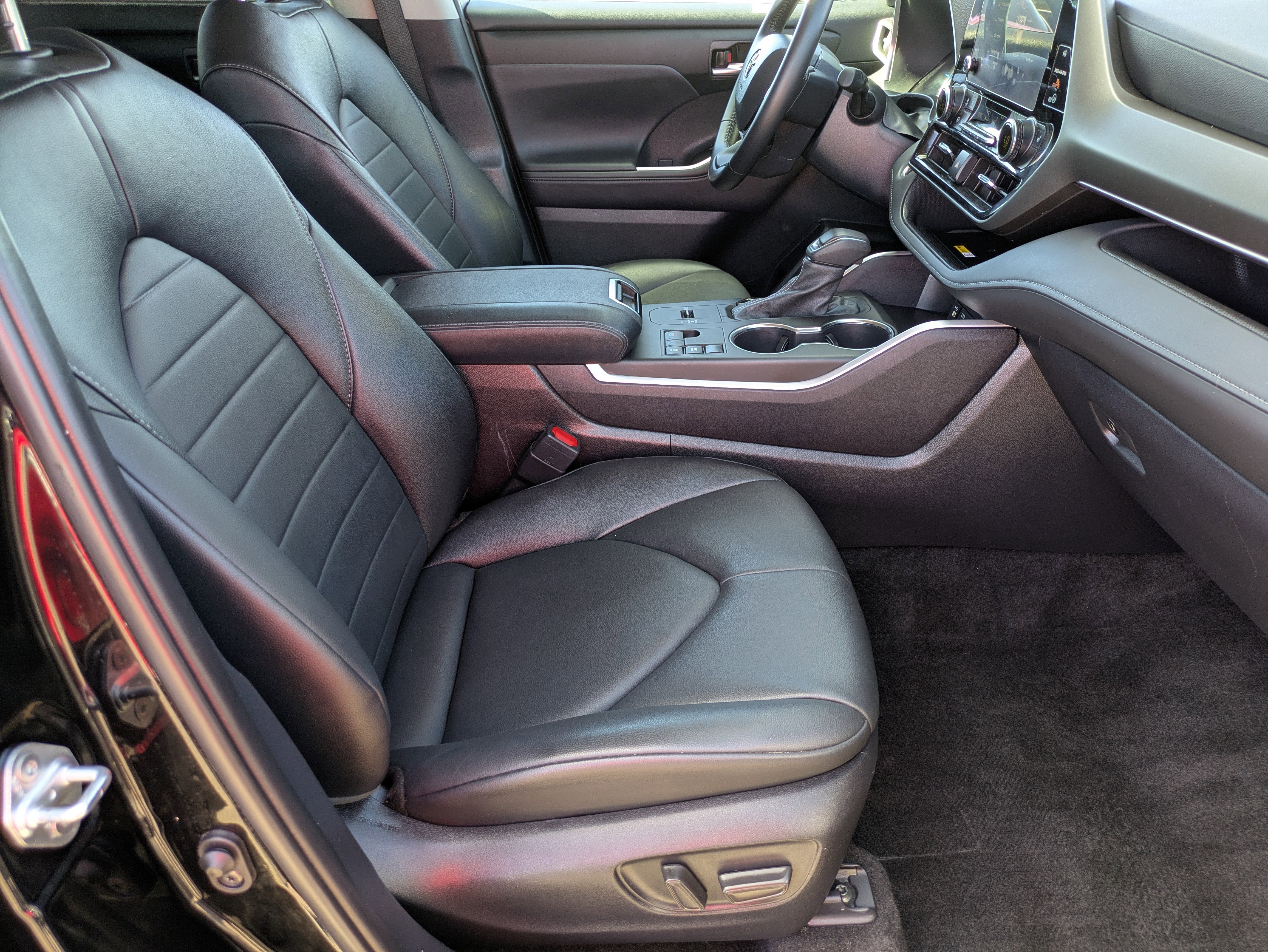 Used 2024 Toyota Highlander XLE image 11