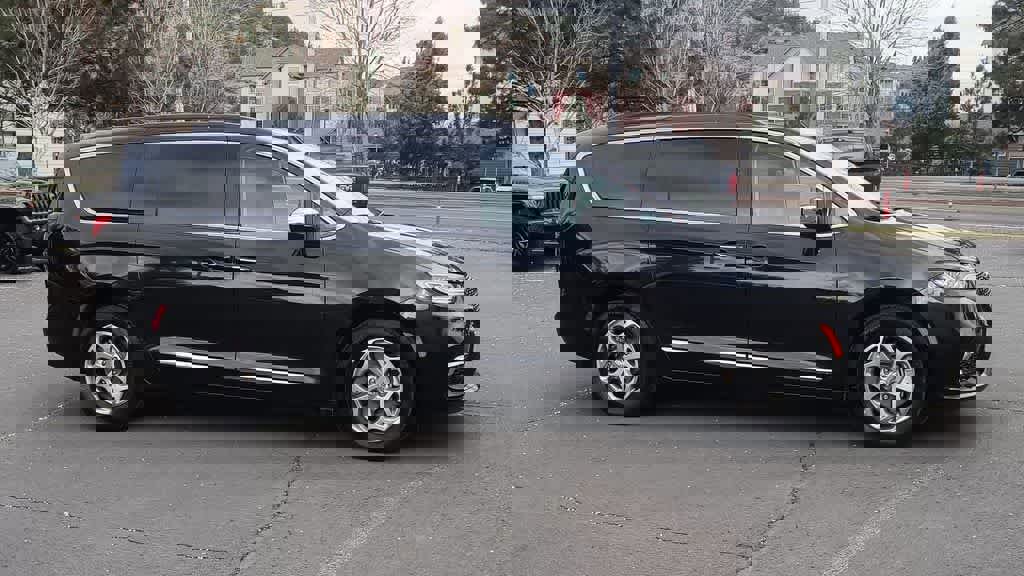 Used 2022 Chrysler Pacifica Limited image 2