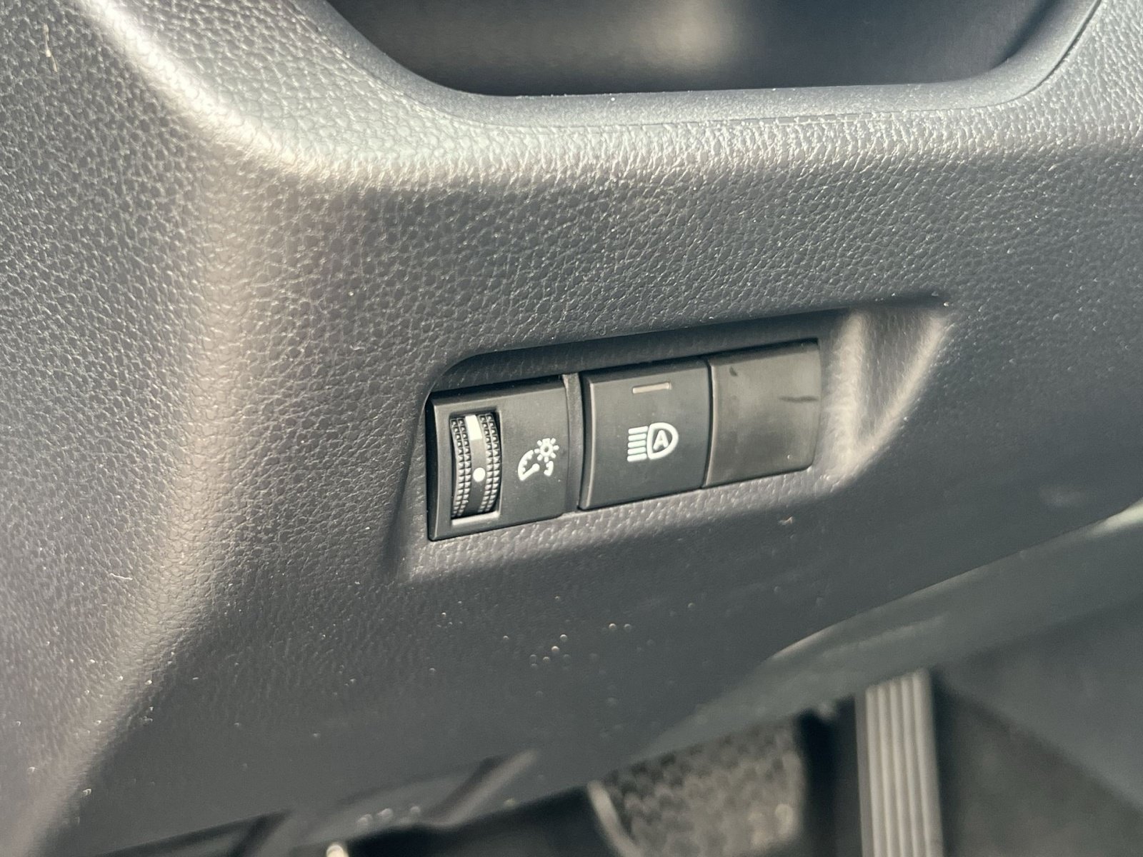 Used 2025 Toyota RAV4 XLE AWD/4WD image 31