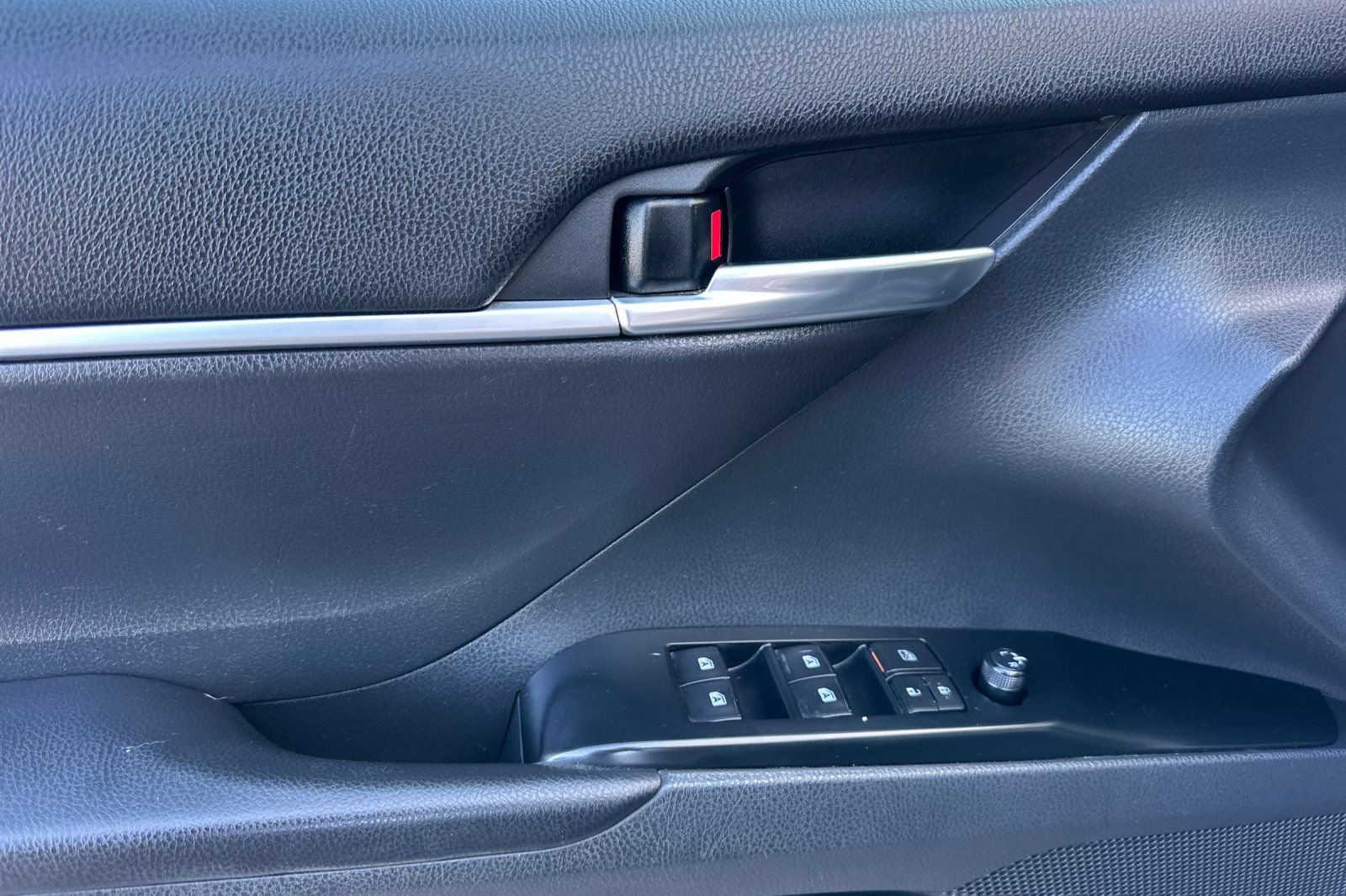 Used 2019 Toyota Camry SE FWD image 11