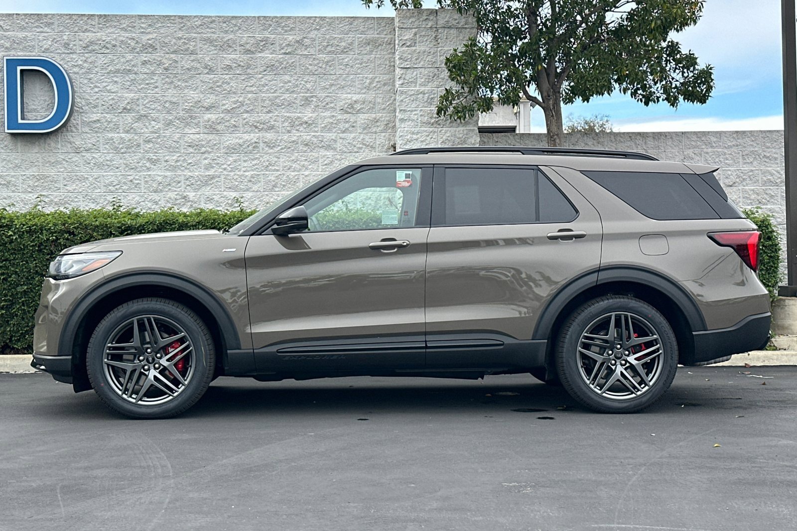 New 2026 Ford Explorer ST-Line w/ ST-Line Street Pack image 7
