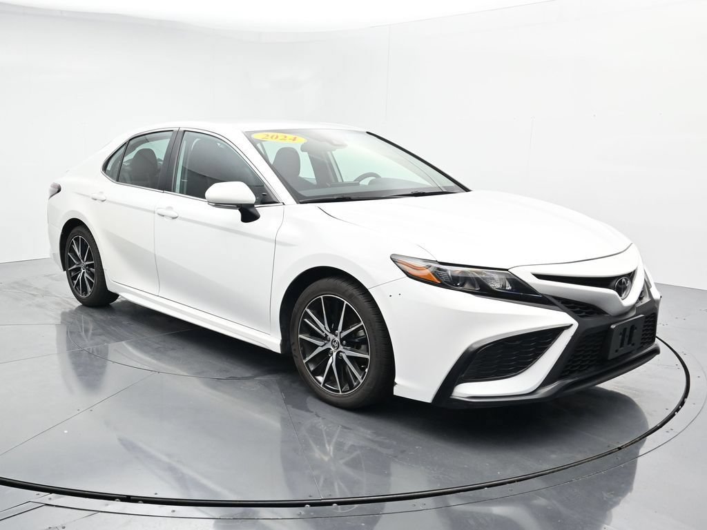 Used 2024 Toyota Camry SE w/ Cold Weather Package FWD image 2