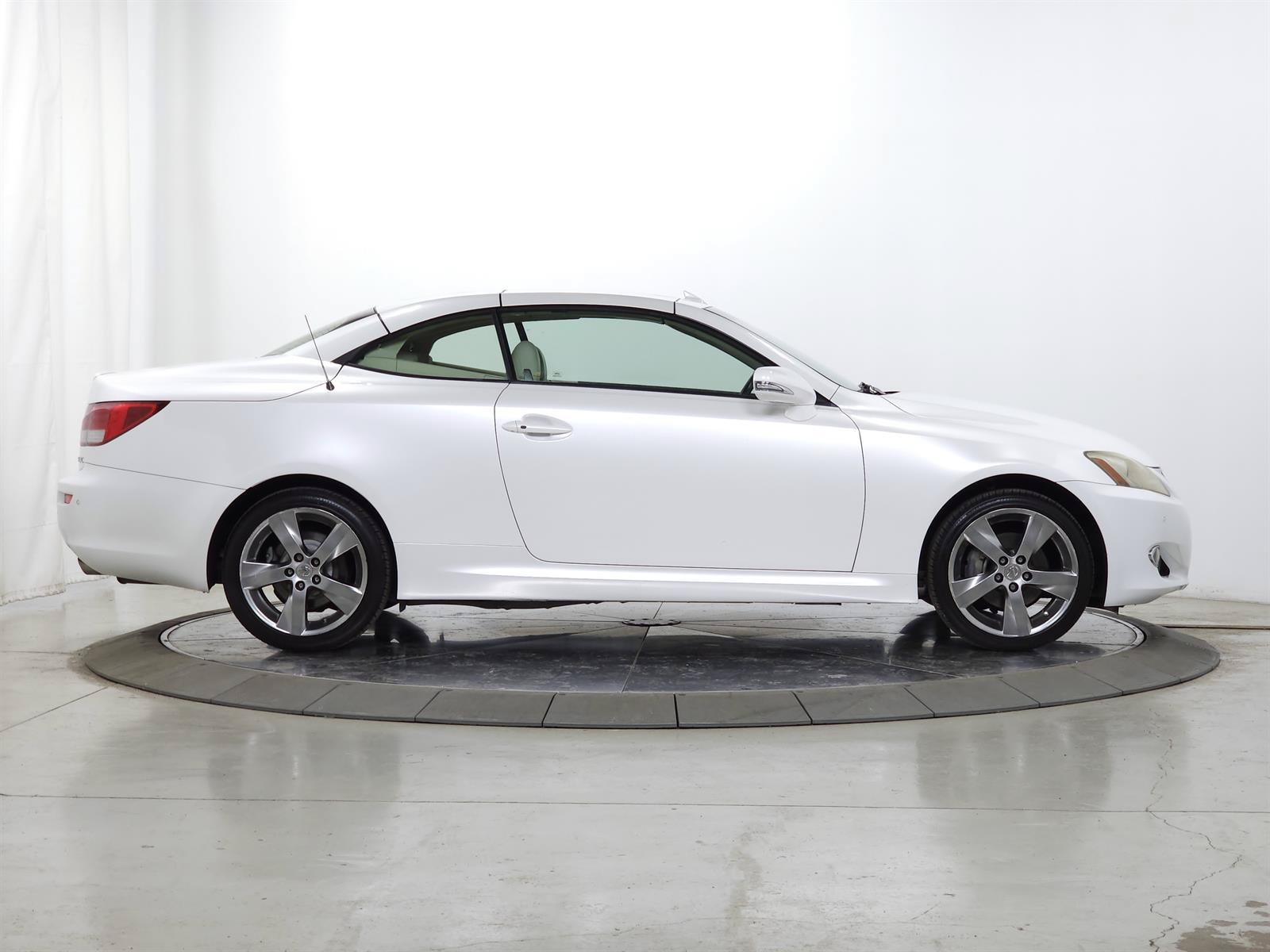 Used 2010 Lexus IS 250C w/ Luxury Pkg RWD image 9