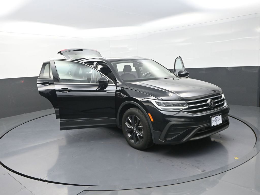 Used 2023 Volkswagen Tiguan SE w/ Panoramic Sunroof Package AWD/4WD image 29