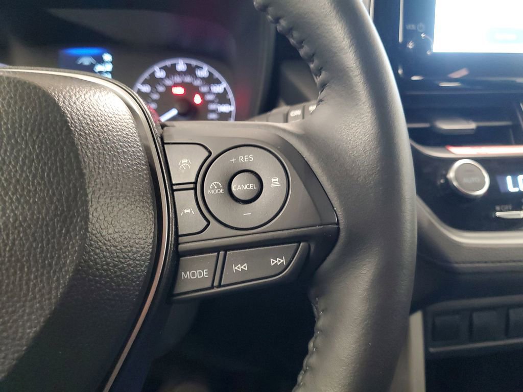 Used 2025 Toyota Corolla Cross LE image 21