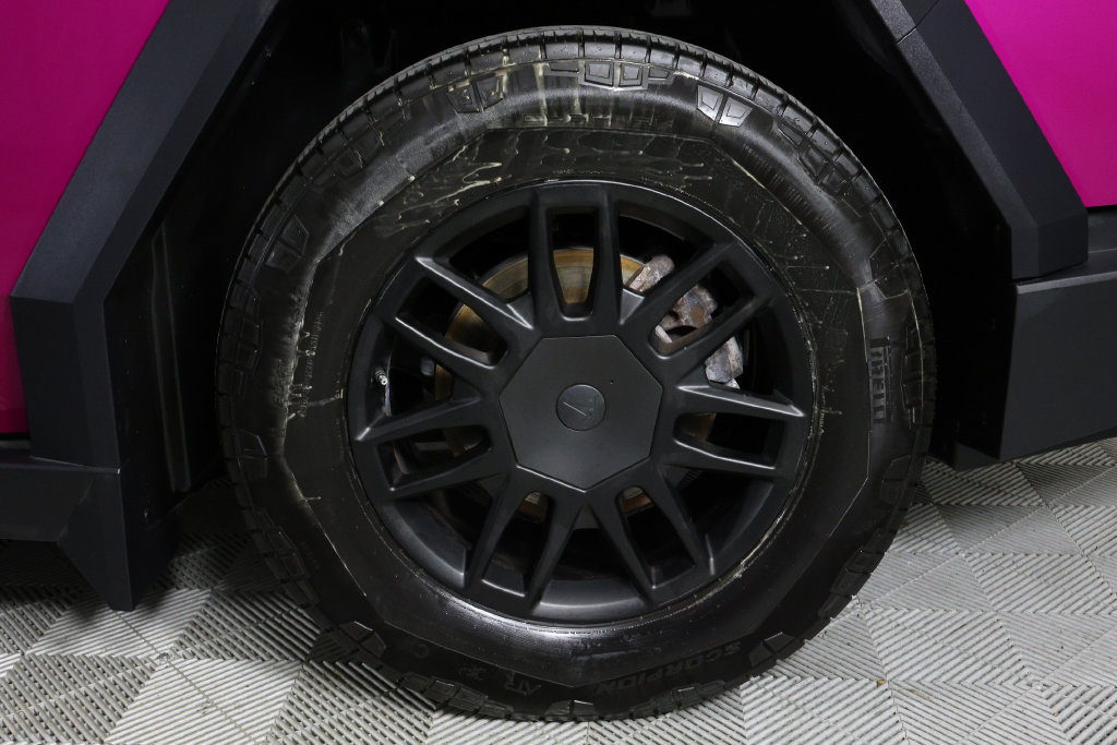 Used 2024 Tesla Cybertruck AWD Crew Cab image 43
