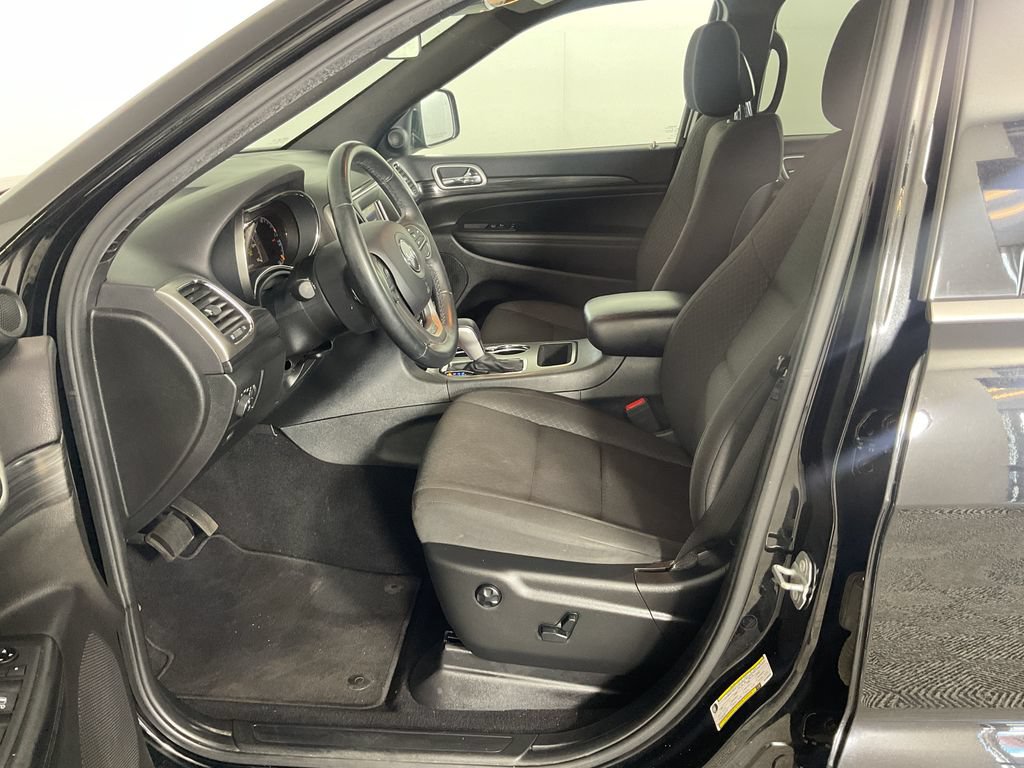 Used 2019 Jeep Grand Cherokee Laredo AWD/4WD image 17