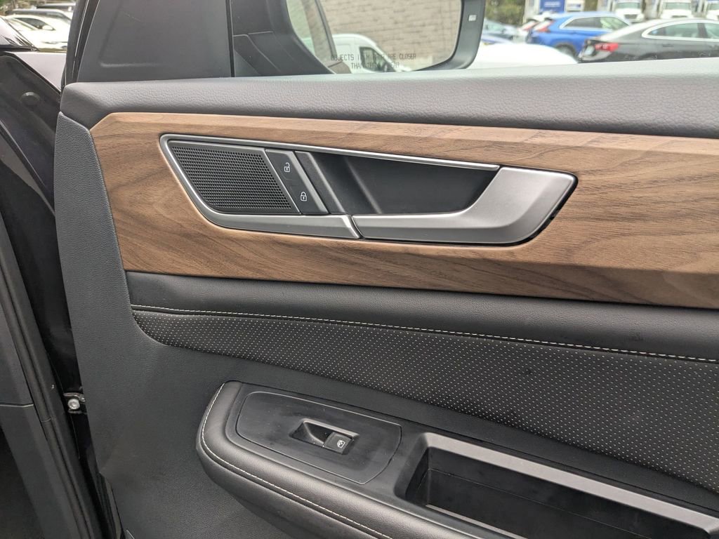 Used 2025 Volkswagen Atlas SE image 31