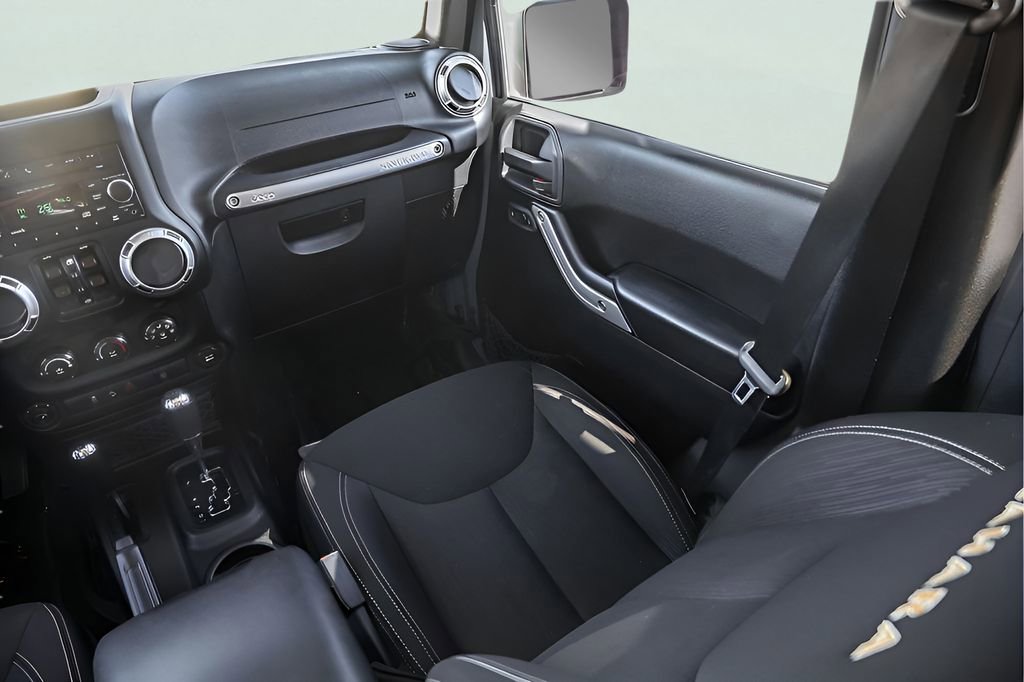 Used 2015 Jeep Wrangler Unlimited Sahara w/ Connectivity Group AWD/4WD image 27