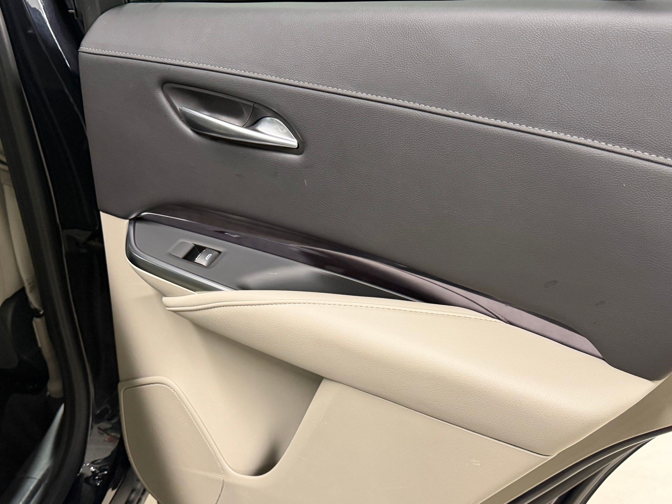 Used 2022 Cadillac XT4 Luxury w/ Driver Awareness Package FWD image 39