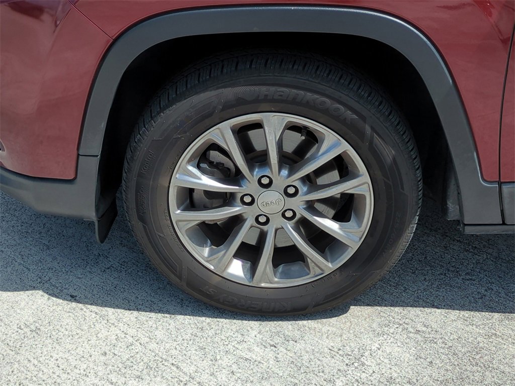 Used 2020 Jeep Cherokee Latitude Plus image 11