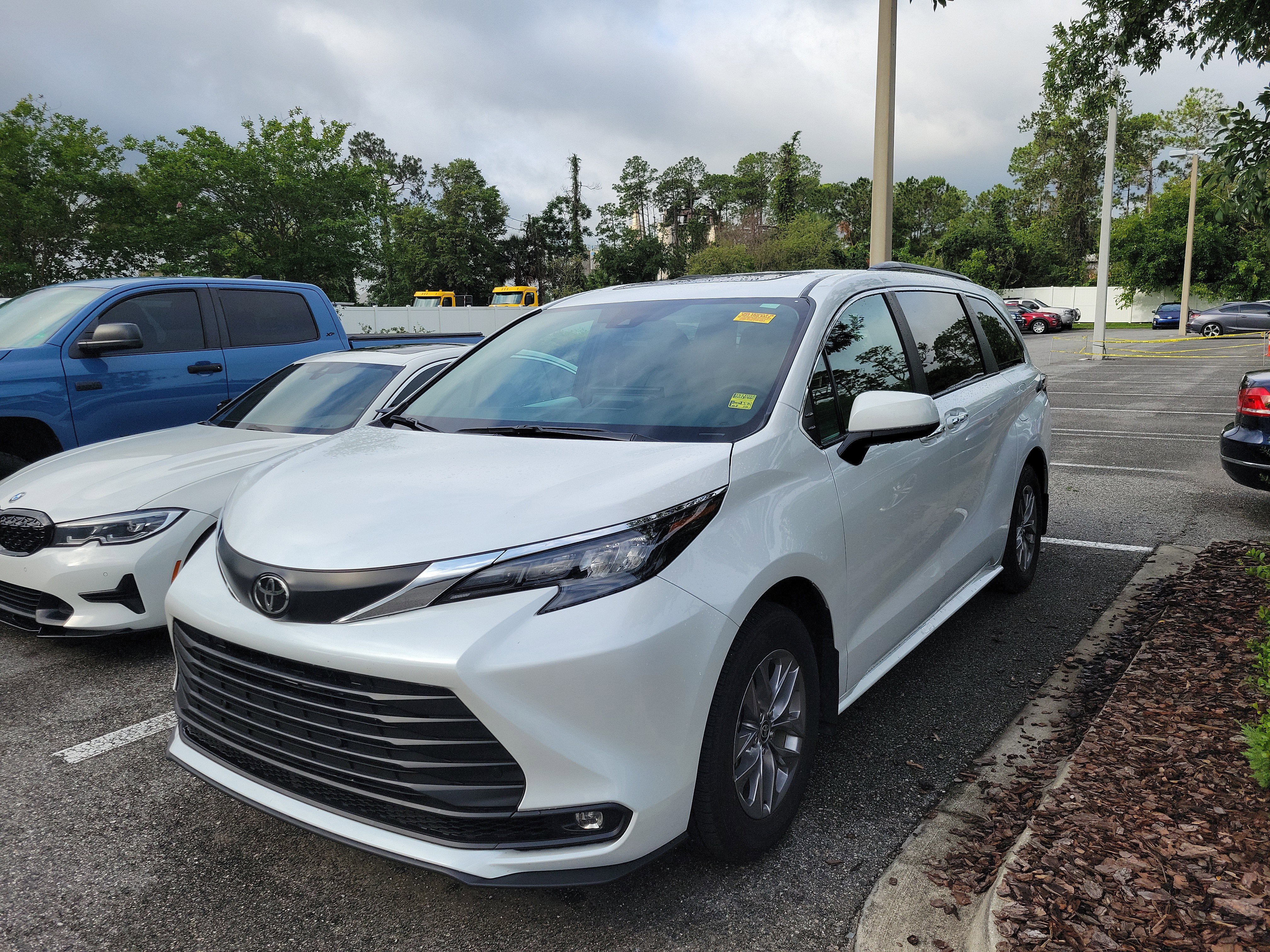 Certified 2026 Toyota Sienna XLE FWD image 1