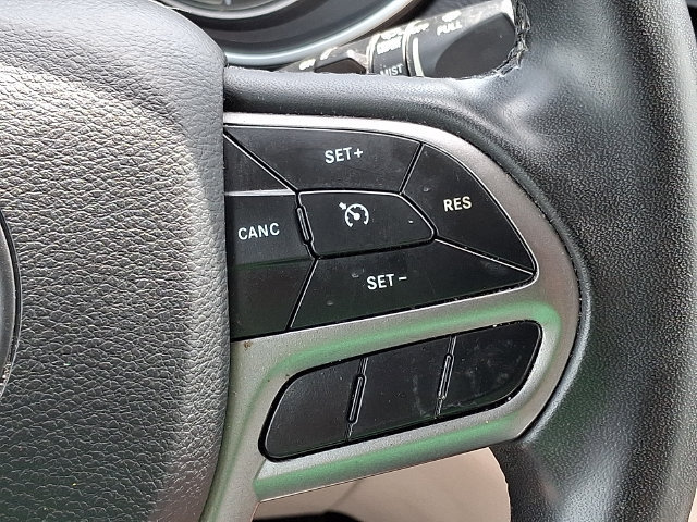 Used 2020 Jeep Cherokee Latitude Plus AWD/4WD image 38