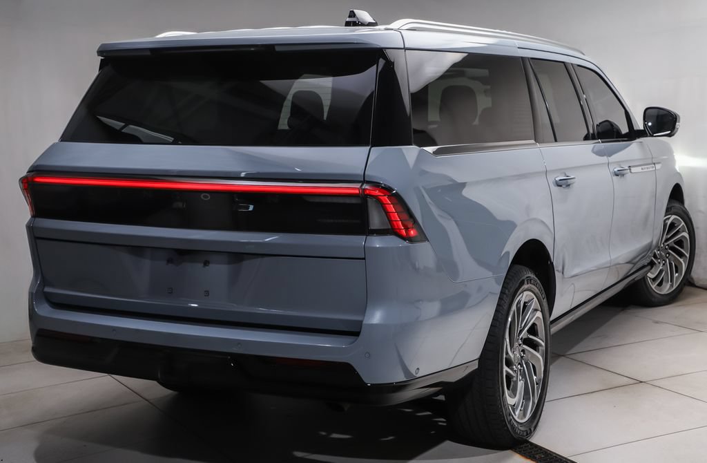 Used 2025 Lincoln Navigator L Reserve AWD/4WD image 3