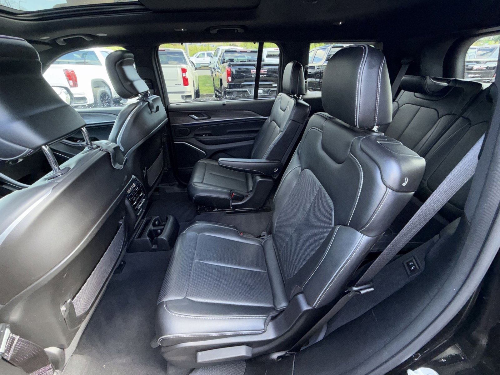 Used 2023 Jeep Grand Cherokee L Overland w/ Advanced Protech Group III image 25