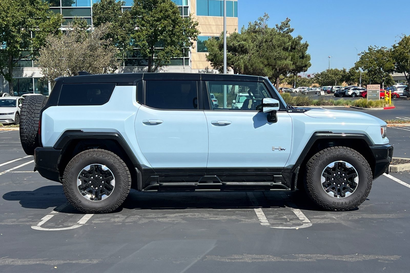 Used 2025 GMC Hummer EV 2X w/ Extreme Off-Road Package image 3