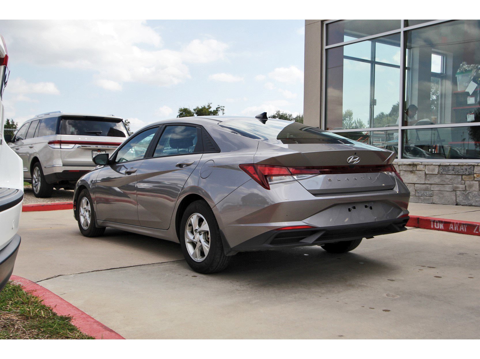 Used 2023 Hyundai Elantra SE image 4