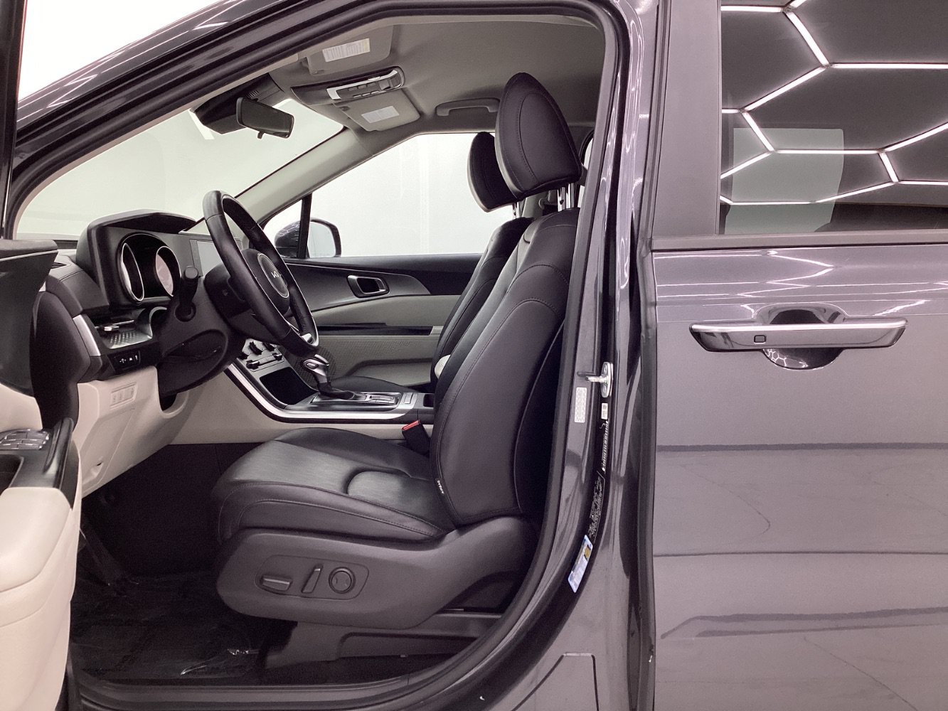 Used 2024 Kia Carnival LX FWD image 16