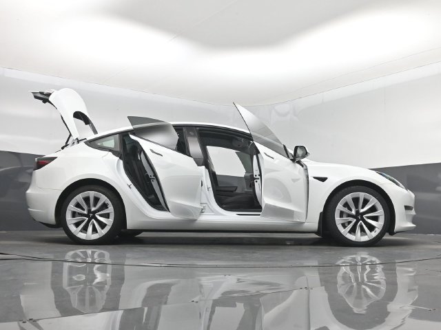Used 2023 Tesla Model 3 Standard Range RWD image 7