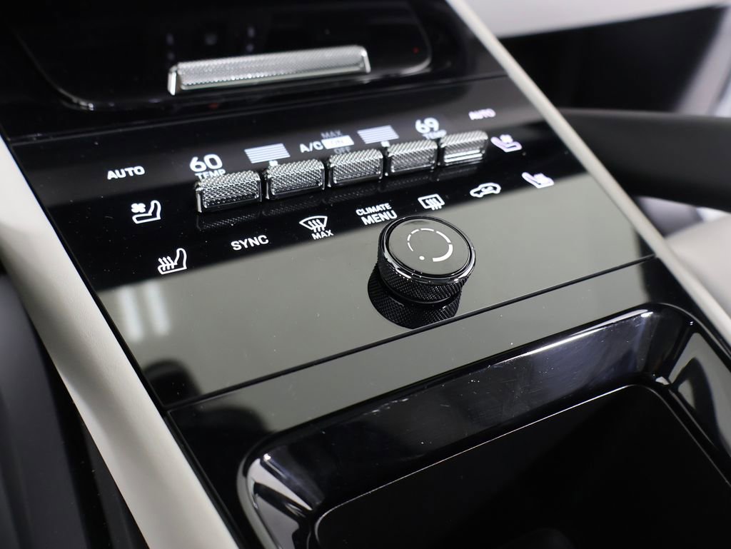 Certified 2025 Porsche Cayenne E-Hybrid Coupe AWD/4WD image 16