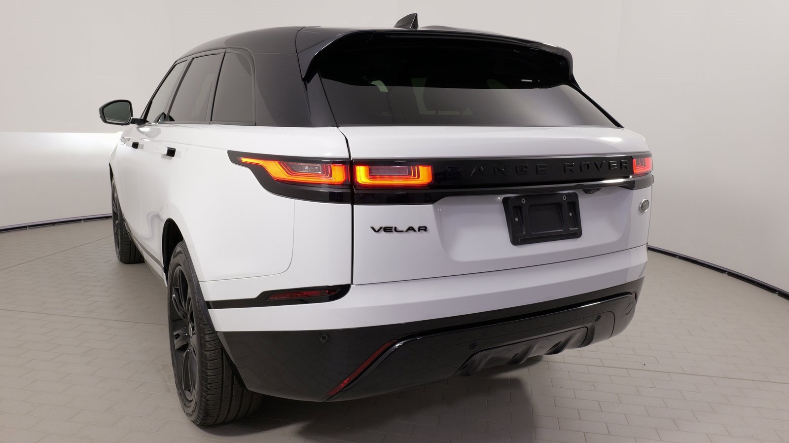 Used 2023 Land Rover Range Rover Velar R-Dynamic S image 13