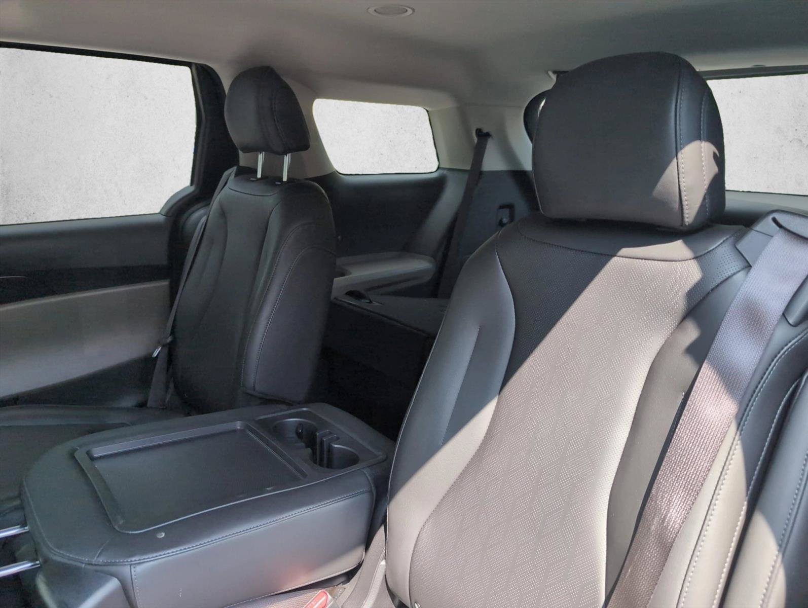 Used 2025 Kia Carnival FWD image 22