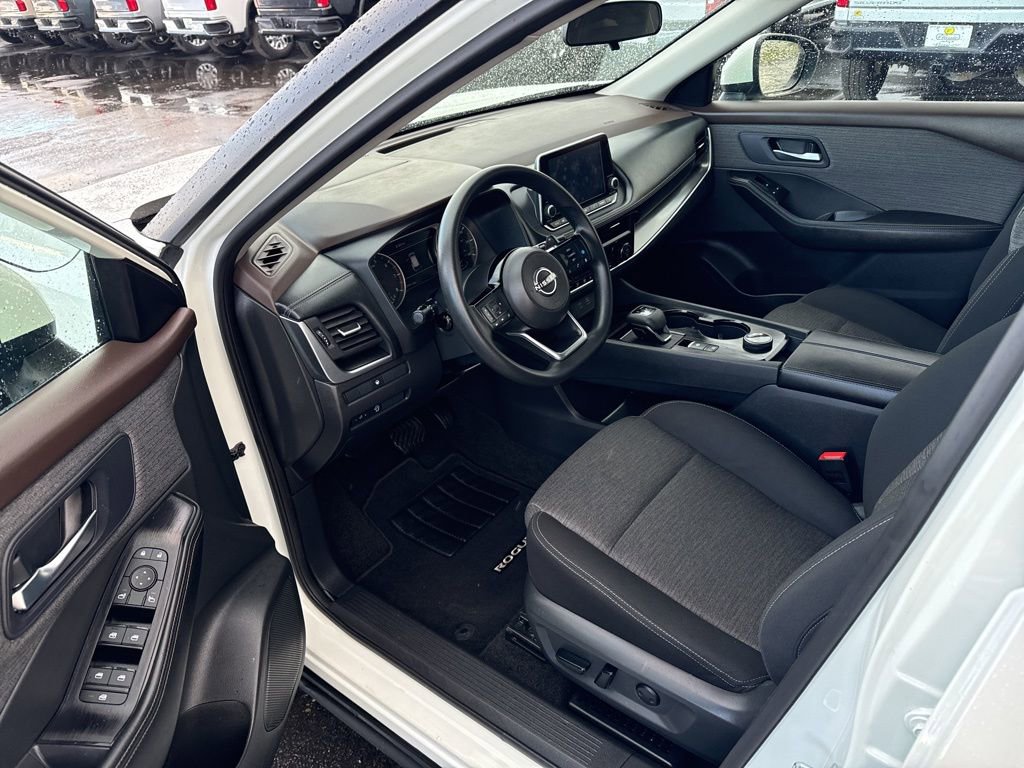 Used 2023 Nissan Rogue SV image 12